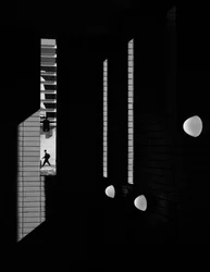 Mann in Schatten und Licht