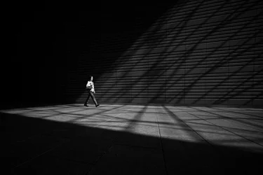 Mann in Sonnenlicht und Schatten