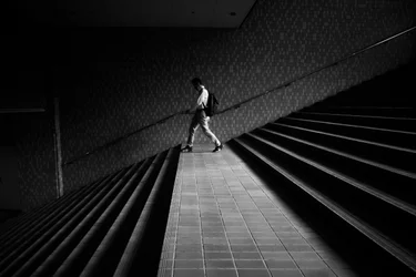 Mann auf Geometrischen Treppen