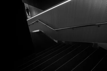 Mann auf modernen Treppen