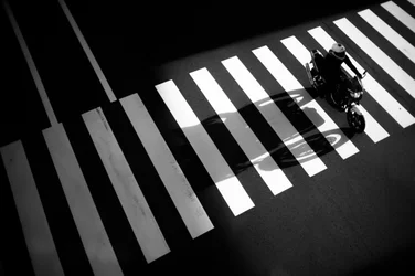 Motorrad auf Zebrastreifen