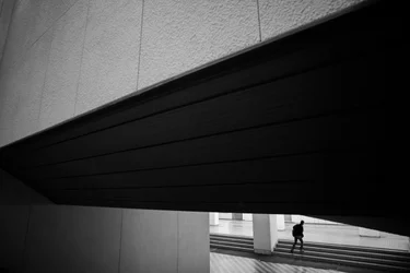 Einsame Figur aufsteigende Treppe