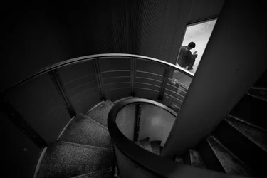 Einsame Figur Wendeltreppe