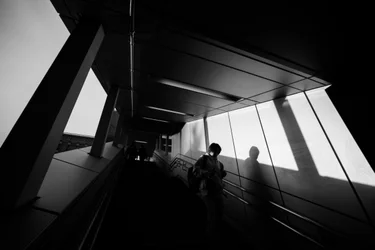 Städtische Figur mit Schatten