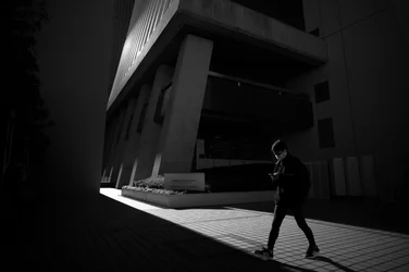 Städtischer Pfad im Licht