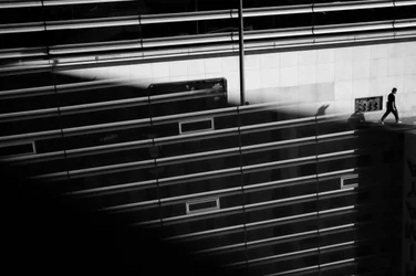 Städtischer Wanderer im Schatten