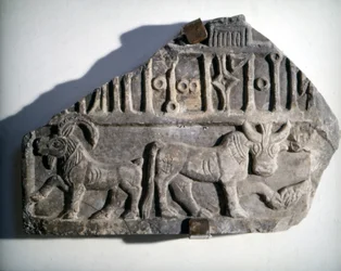 Südarabische Kunst: Basrelief mit Schrift, das Tiere darstellt. Museo Nazionale Romano, Rom