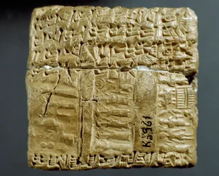 Assyrische Zivilisation: gravierte Schachtel mit Keilschriftzeichen über die Produktion von zwei Silberminen. Istanbul, Archäologisches Museum