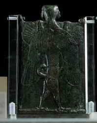 Orientalische Kunst, Assyrien (Mesopotamien): Heft, das einen Exorzismus darstellt (Bronze, Rückseite), Antike. Paris, Musée du Louvre