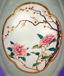 Detail einer feinen und sehr seltenen Famille Rose Celadon-Grundvase mit einer vergoldeten Emaille von Prunus und Rosen