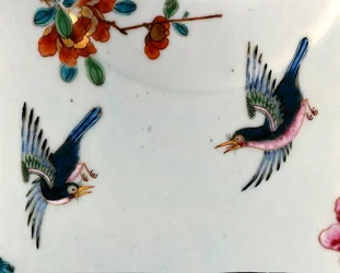 (Detail) von zwei Vögeln im Flug von einer Rose Famille bedeckten Schale, Qianlong-Periode (1736-95) ca. 1745