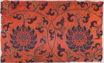 Fragment eines Textils mit Lotusblumenmuster