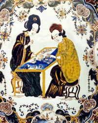 Zwei Frauen spielen Dame. China, 18. Jahrhundert. Keramik. Mailand