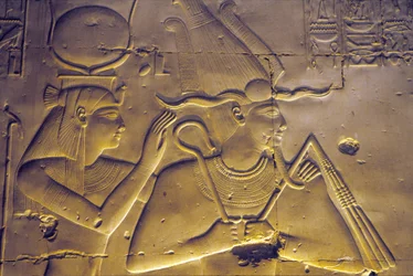 Altes Ägypten, Wandmalerei/-schnitzerei, Göttin Isis umarmt ihren sitzenden Ehemann Osiris, Tempel von Sethos I., Abydos