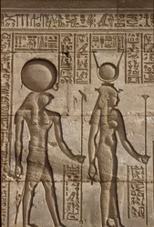 Altes Ägypten, Wandmalerei/Gravur, Horus und Isis erhalten ein Opfer vom Pharao, Tempel der Hathor, Dendera (Foto)