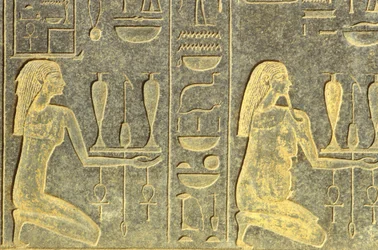 Altes Ägypten, Wandmalerei/Schnitzerei, Nilgötter knien mit Opfergabentabletts, schwarzer Granit, Karnak-Tempel, Luxor