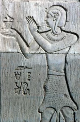 Altes Ägypten, Wandmalerei/-schnitzerei, Priester in Leopardenfell, der Weihrauch anbietet, Tempel von Sebek und Horus Kom Ombo