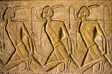 Altes Ägypten, Wandmalerei/-schnitzerei, Reihe von Gefangenen, die das kuschitische Volk darstellen, dargestellt als Afrikaner, die von Ramses II. besiegt wurden, Tempel von Ramses II., Abu Simbel