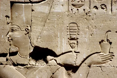 Altes Ägypten, Wandmalerei, Der Pharao Ptolemaios schüttelt ein Sistrum und opfert Weihrauch, Tempel von Horus, Edfu