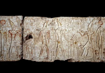 Ramses II bringt Osiris Opfer dar. Flachrelief in Kalkstein aus Abydos (1279-1213 v. Chr.), 19. Dynastie. Neues Reich. Paris, Musée du Louvre