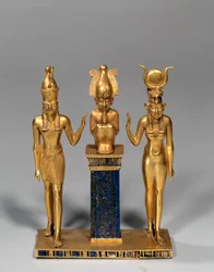 Ägyptische Antike: Osirische Triade im Namen Osorkons (Osiris, umgeben von Isis und Horus). Goldanhänger und Lapislazuli. 22. Dynastie, Spätzeit. Paris, Louvre