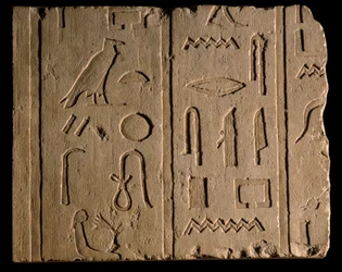 Ägyptische Antiquität: Grabinschrift, die eine Dame namens Takhout erwähnt. 8. Jahrhundert v. Chr. Paris, Louvre Museum