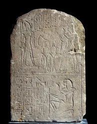 Ägyptische Antiquität: Kalksteinstele im Namen von König Anya. Pharao Ramses II bietet Weihrauch seiner eigenen kolossalen göttlichen Statue an. Regierungszeit von Ramses II (1279-1213 v. Chr.). Aus dem Serapeum von Saqqara. Paris, Louvre