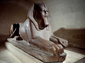 Ägyptische Antike: Die Große Sphinx usurpiert von Ramses II. und seinem Sohn Merenptah I. (oder Mineptah, Merneptah). Rosengranitskulptur. Paris, Louvre Museum