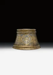 Mamluken-Kerzenhalterbasis im Namen Sultan Shihab Al-Dunya Wa Al-Din Ahmad bin Al-Malik Al-Nasir Muhammad
