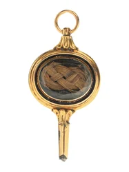 Memento mori gravierter Uhrenschlüssel, mit Haarlocke von Martha Wayles Jefferson, Französisch oder Englisch, spätes 18. - frühes 19. Jahrhundert