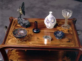 Loetz irisierender Glasvase, eine Pâte-de-Verre-Schleife von Argy Rousseau und ein Glas mit geformter und geätzter Dekoration von Lalique