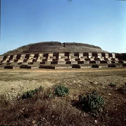 Ansicht des Nandangarh Stupa, der die Asche Buddhas enthalten soll