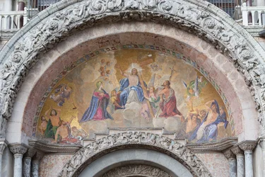 Der auferstandene Christus Mosaik über dem Eingang zur Basilika San Marco, Markusplatz, Venedig, Italien