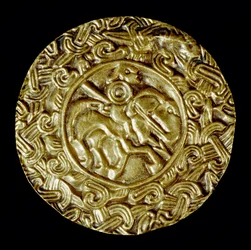 Archäologie des Mittelalters. Barbarische Kunst der Lombardei: Goldscheibe. In der Mitte ist ein Heiliger zu Pferd mit einer Lanze und darum herum Tiermotive. Lombardische Kunst, um 600. Italien, Cividale del Friuli, Archäologisches Museum
