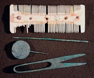 Barbarische Zivilisation: Toilettenartikel (Kamm, Schere) aus der Merowingerzeit. 5.-8. Jahrhundert. Straßburg, Archäologisches Museum des Palais Rohan