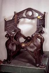 Merowingische Kunst: Sessel oder Thron von Dagobert I., hergestellt aus vergoldeter Bronze im 7.-9. Jahrhundert