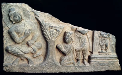 Detail eines Relief-Frieses, der einen sitzenden Buddha mit Oranten darstellt, griechisch-buddhistischer Stil, aus Taxila, Pakistan