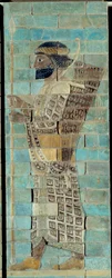 Das Fries der Bogenschützen, aus dem Palast von Darius I., König von Persien, in Susa (5. Jahrhundert v. Chr.). Emailliertes Ziegelrelief. Paris, Louvre Museum.