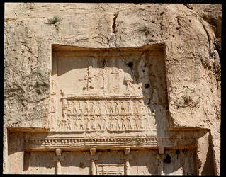 Ansicht der Nekropole und des Grabes von Darius I. dem Großen mit Relief, das ihn zeigt, wie er die Sonne ehrt
