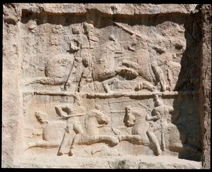 Ansicht der Nekropole und der Gräber der Achämenidenkönige mit Relief, das Kampfszenen darstellt