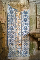Paneel, das Jagdszenen darstellt, Tarouca, Portugal (Keramikfliesen)