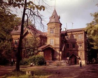 Russische Architektur: Ansicht eines Dachas aus dem 19. Jahrhundert, russisches Landhaus