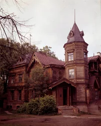 Russische Architektur: Ansicht einer Datscha aus dem 19. Jahrhundert, russisches Landhaus