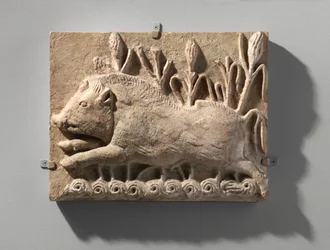 Wandpaneel mit einem angreifenden Eber, ca. 6. Jahrhundert n. Chr.