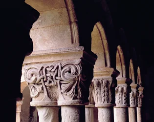 Detail der Kapitelle im Kreuzgang