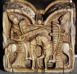 Romanische Kunst: Schachfigur, die eine Schlacht zwischen zwei Rittern darstellt. Elfenbeinskulptur. Aus Spanien