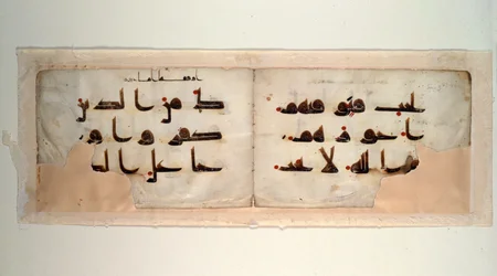 Doppelseite aus einem Koran in kufischer Schrift, spätes 9. Jahrhundert n. Chr.