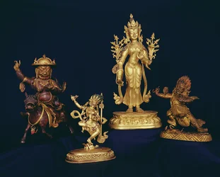 Tibetische Figuren: Vajravarahi tanzt auf einer menschlichen Leiche; Figur von Padmapari; Figur von Beg-tse; Figur von Dam-can Dor-je Legs-pa auf einem Pferd reitend