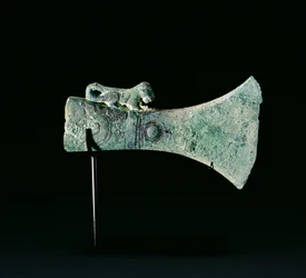 Axtkopf, Dongson-Kultur, ca. 200 v. Chr.-200 n. Chr. (Bronze)