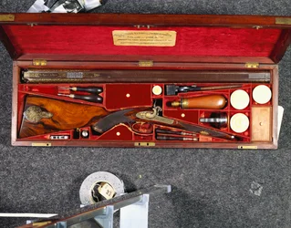 Goldverzierte 16-Bore-Doppelbüchse für den Nizam von Hyderabad, in einem messingbeschlagenen Mahagonikasten, ausgekleidet mit karminroter Seide, ca. 1855